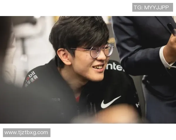 足球巨星化身老者展现幽默才华引发观众热议与感动 足球巨星化身老者展现幽默才华引发观众热议与感动