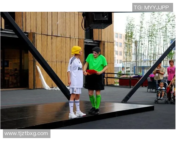 足球明星与小朋友的欢乐互动瞬间展现温馨与乐趣 足球明星与小朋友的欢乐互动瞬间展现温馨与乐趣